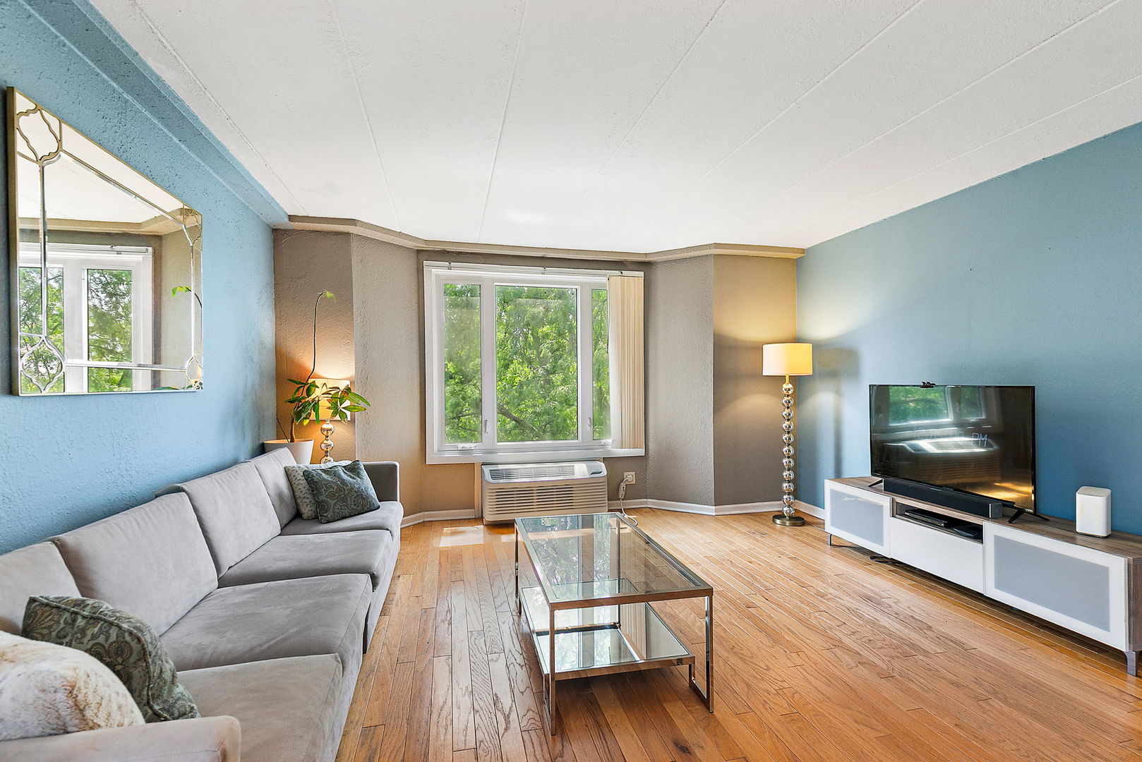 1 Renaissance Place 517