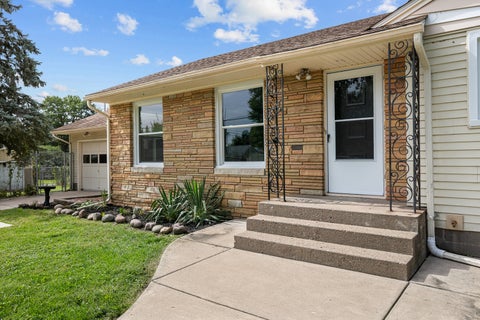 Tiny photo for 828 10th Street, Bettendorf, IA 52722 (MLS # 12768455)