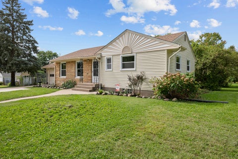 Tiny photo for 828 10th Street, Bettendorf, IA 52722 (MLS # 12768455)