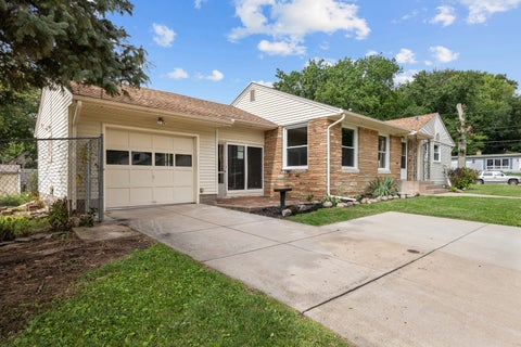 Tiny photo for 828 10th Street, Bettendorf, IA 52722 (MLS # 12768455)
