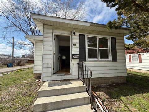 Photo of 616 N Walnut Street, Centralia, IL 62801 (MLS # 12591960)