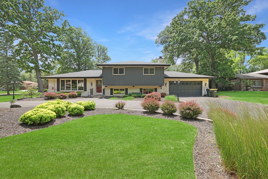 Photo for 336 S CENTRAL Avenue, Wood Dale, IL 60191 (MLS # 12467260)