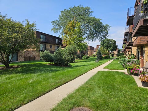 Tiny photo for 9709 Bianco Terrace #E, Des Plaines, IL 60016 (MLS # 12764179)