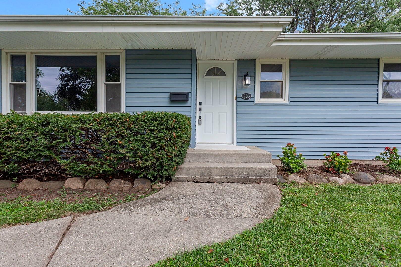 903 W 10th Street