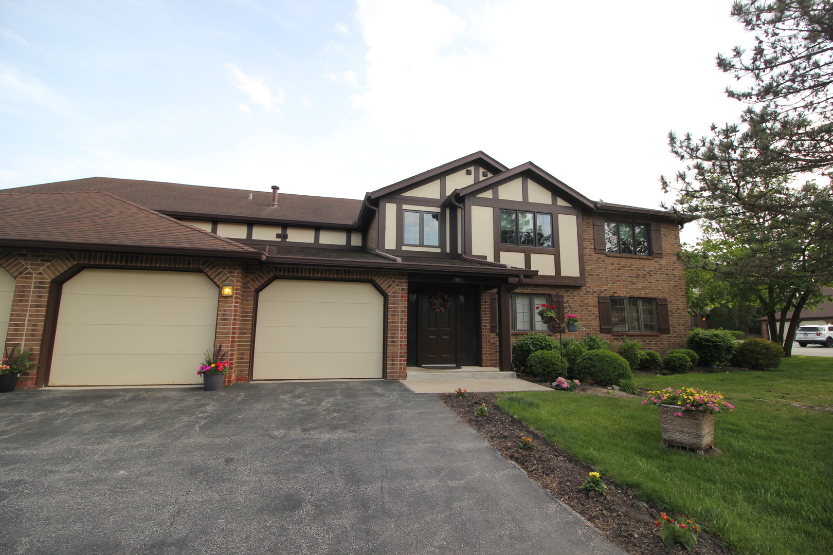 7853 W Oak Hills Court 2DR