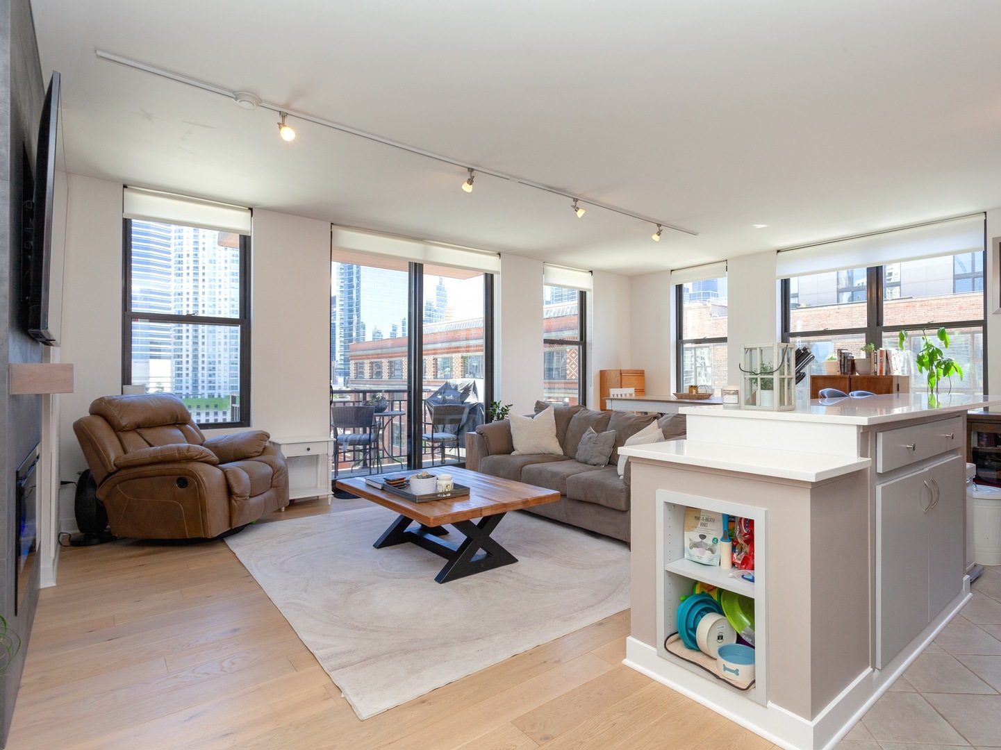 330 N Jefferson Street 904