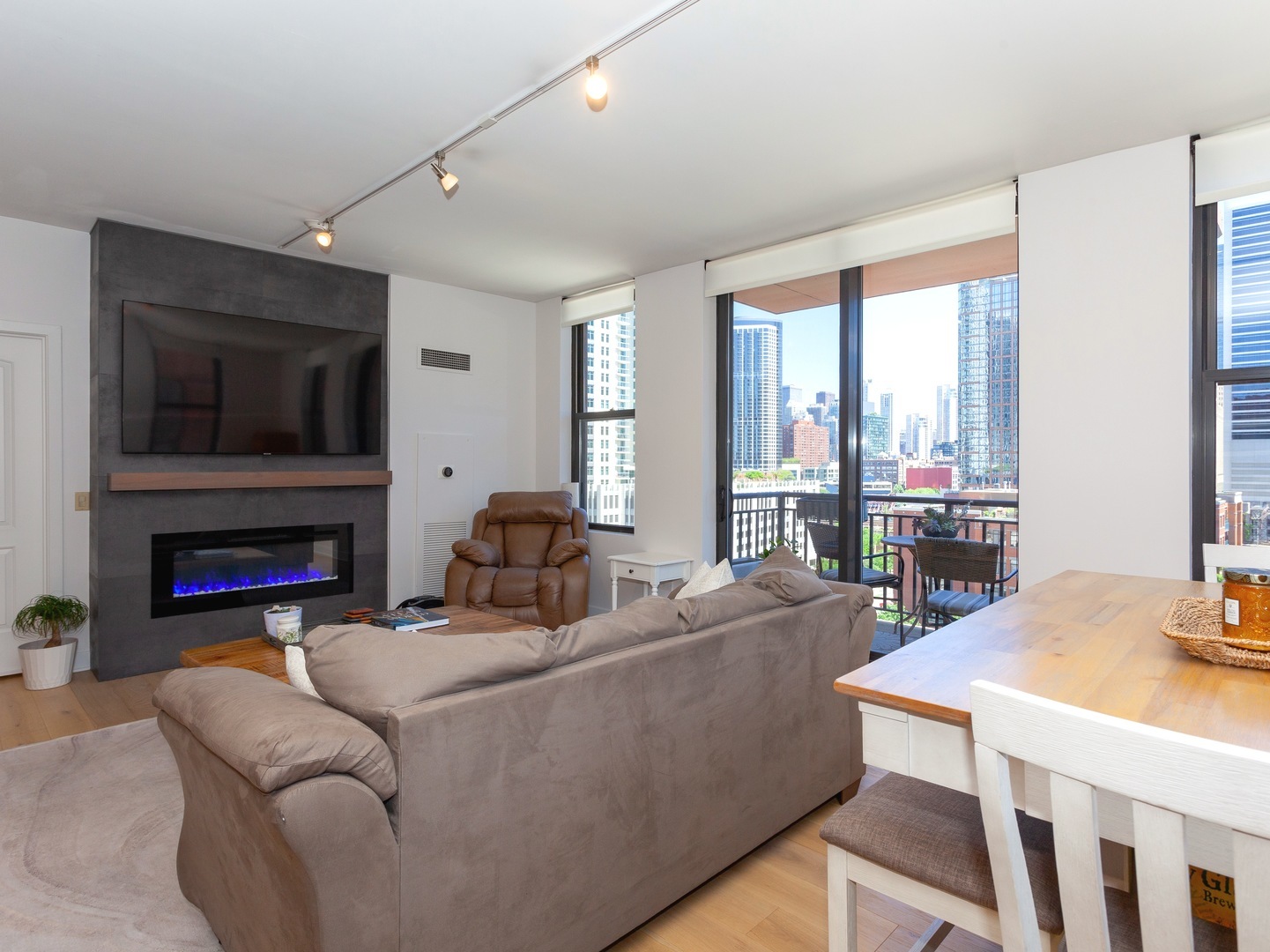 330 N Jefferson Street 904