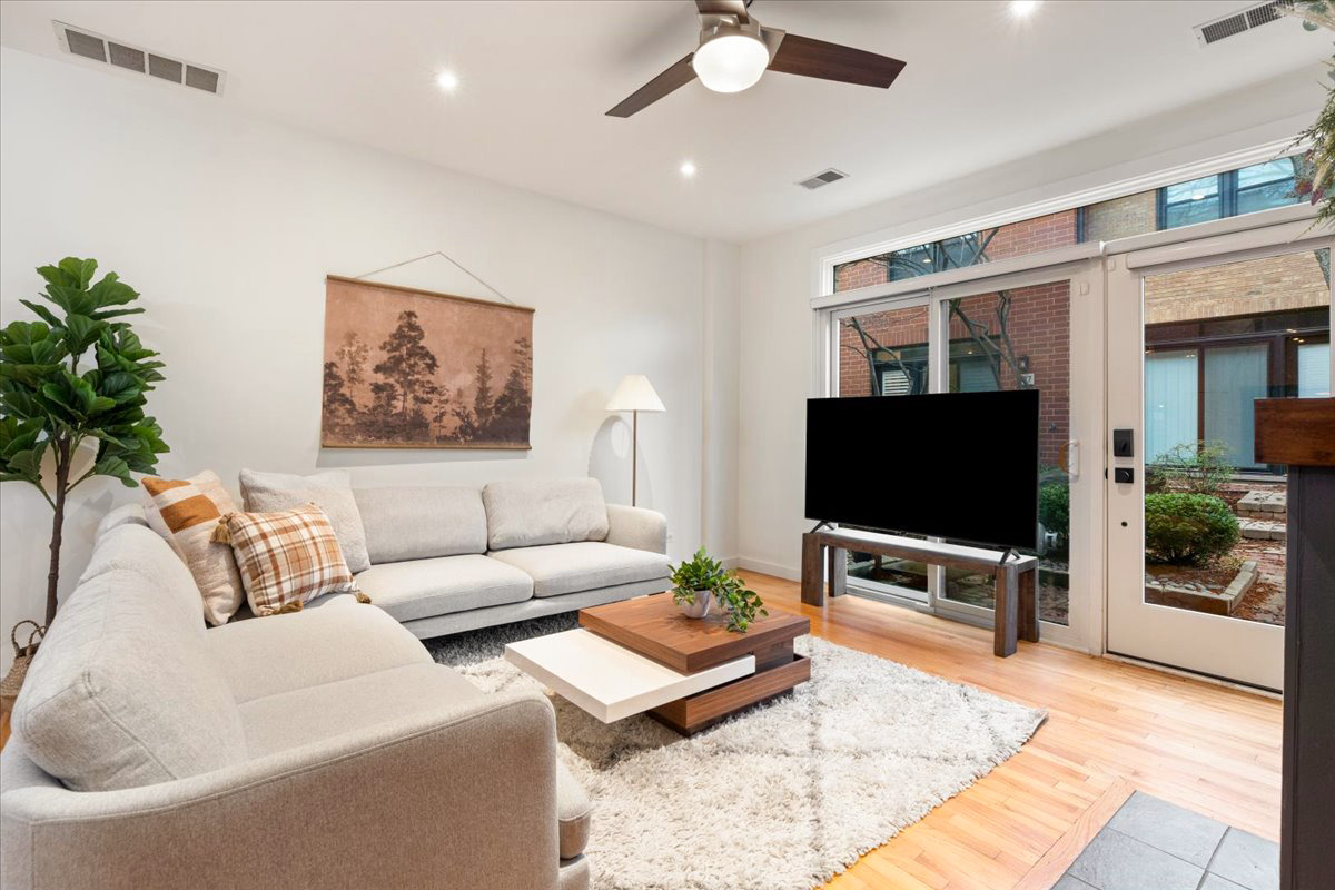 1801 W Diversey Parkway 23