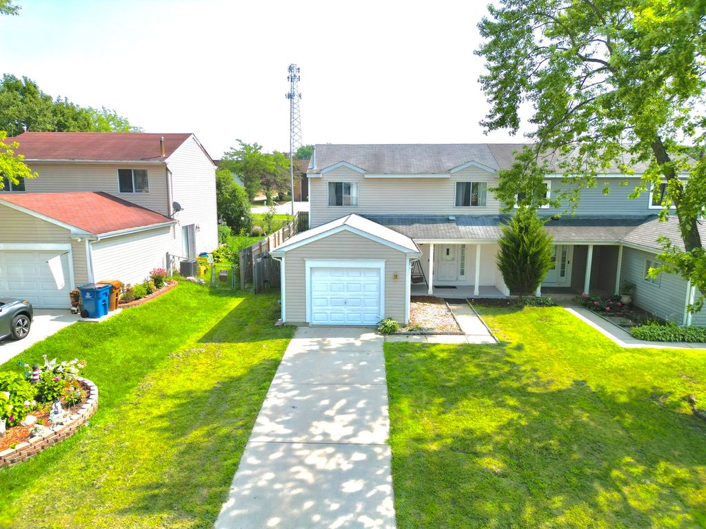 Photo for 67 Stonefield Drive, Glendale Heights, IL 60139 (MLS # 12498369)