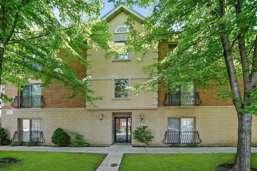 Photo for 3423 Ridgeland Avenue #201, Berwyn, IL 60402 (MLS # 12498490)