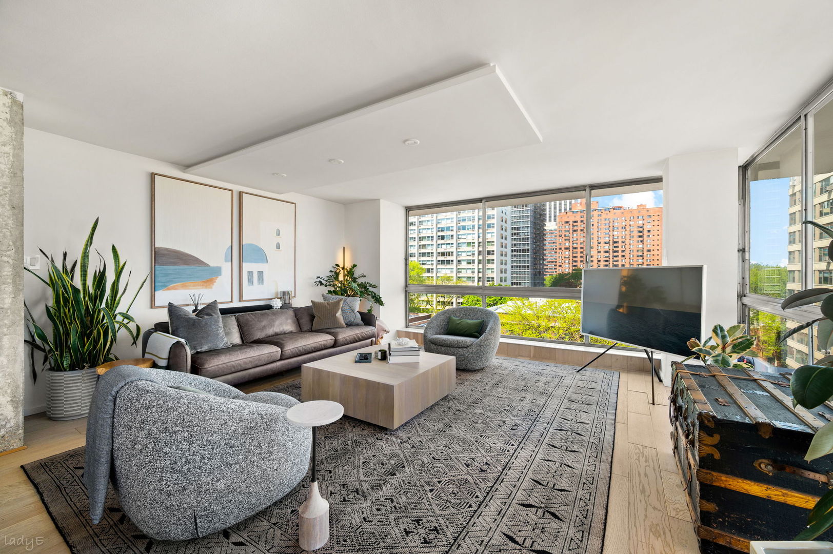 320 W Oakdale Avenue 702