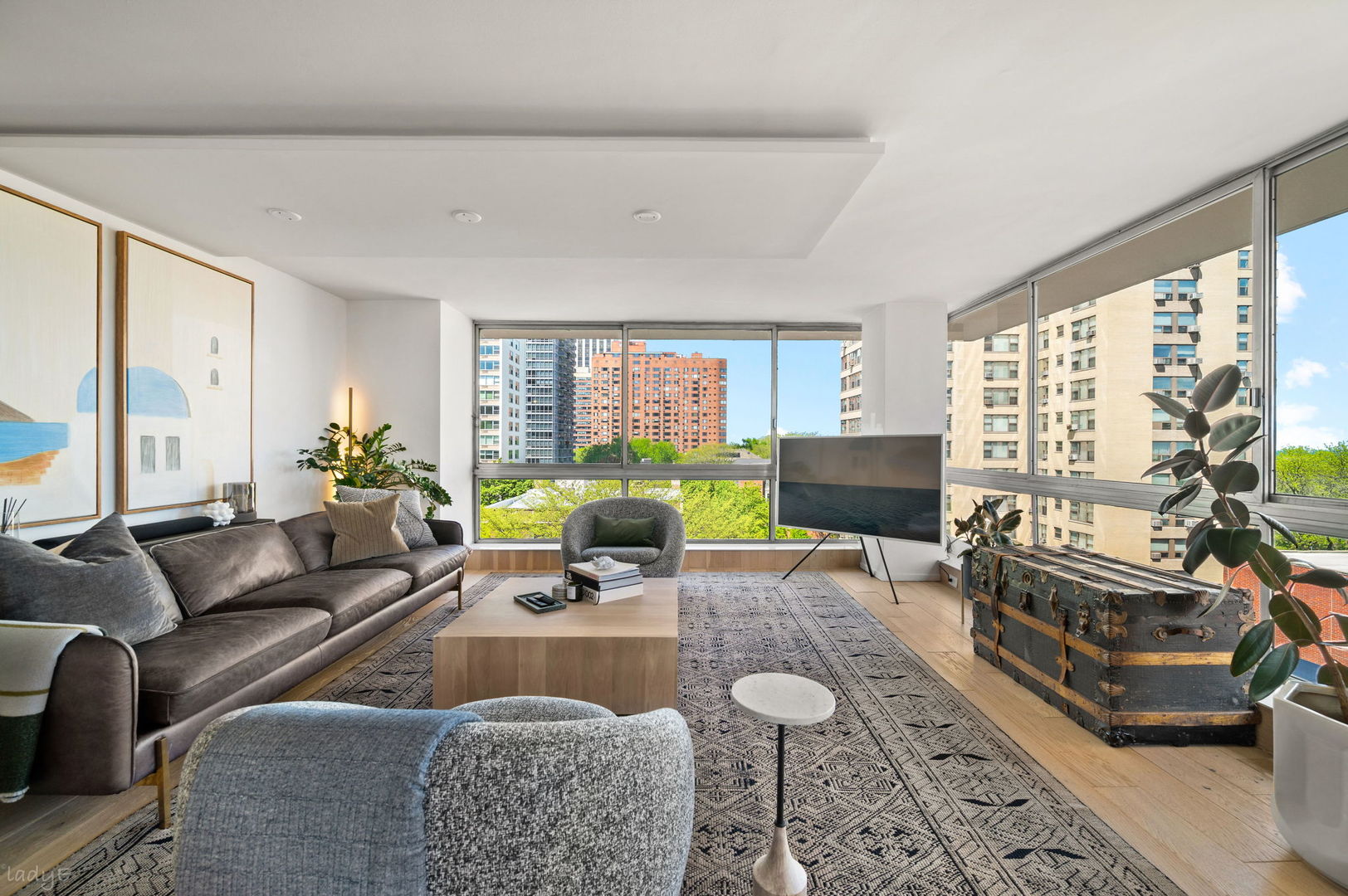 320 W Oakdale Avenue 702