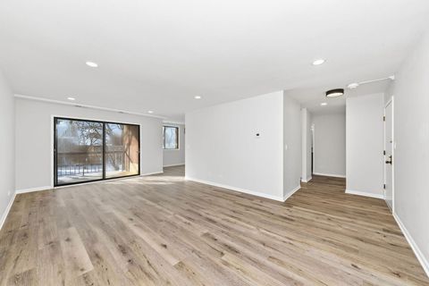 Tiny photo for 450 Raintree Court #3P, Glen Ellyn, IL 60137 (MLS # 12550398)