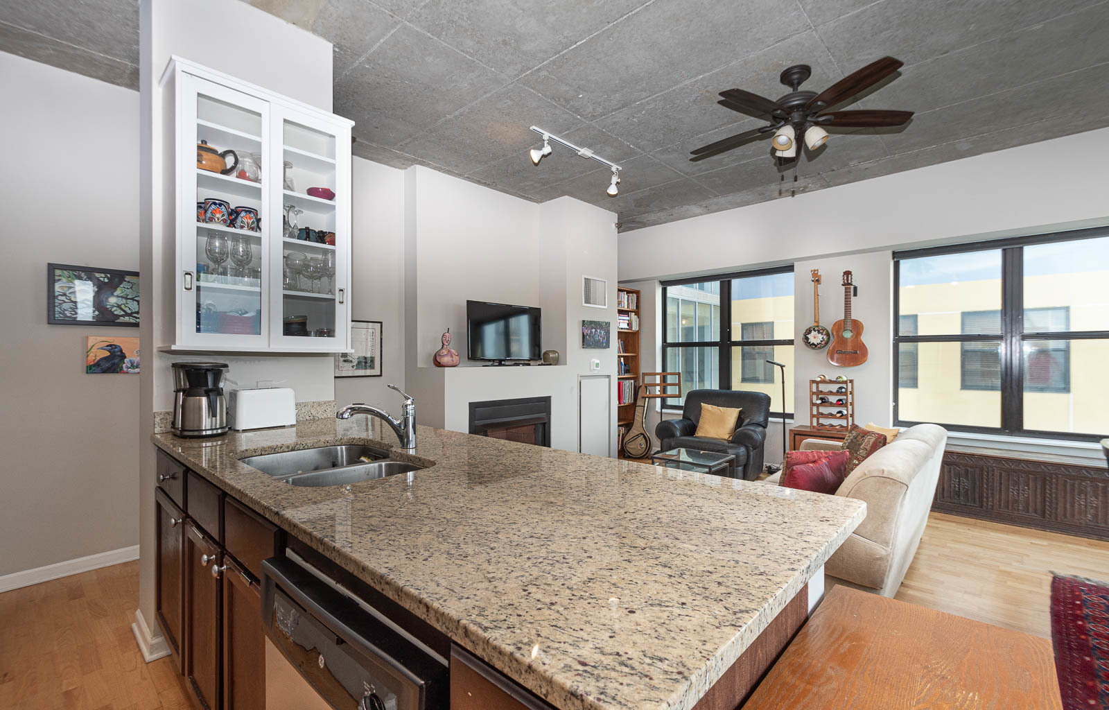 1122 W CATALPA Avenue 612