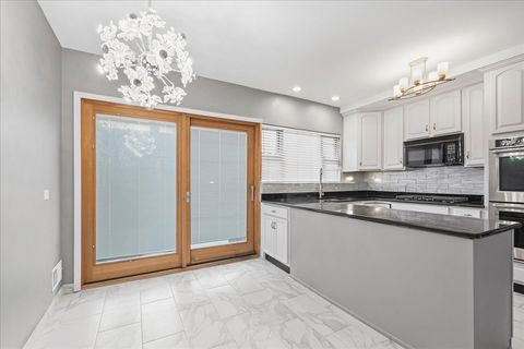 Tiny photo for 2732 W Estes Avenue, Chicago, IL 60645 (MLS # 12622487)