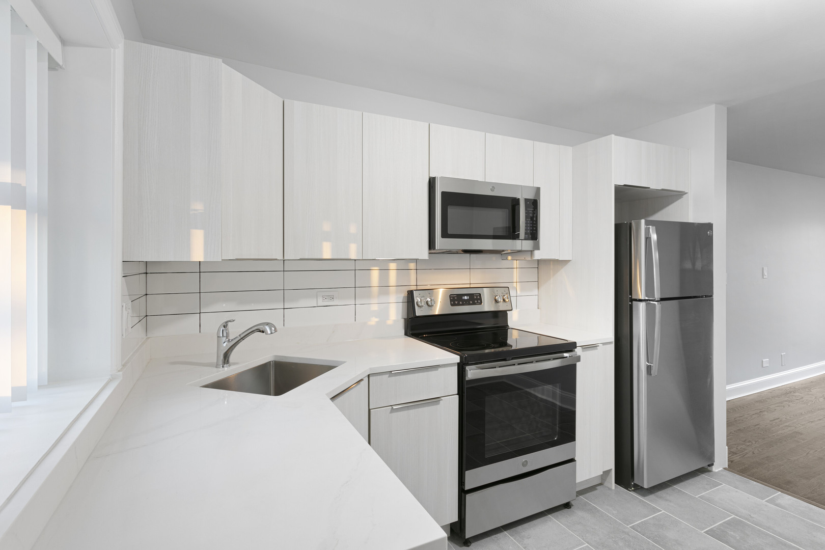 7634 N Eastlake Terrace 1N