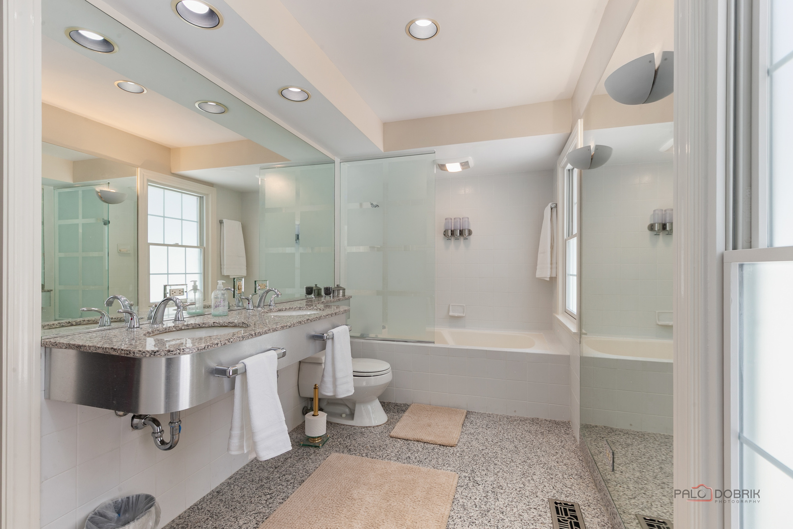 Lake Forest, Illinois 60045, United States, 5 Bedrooms Bedrooms, ,5 BathroomsBathrooms,Residential,Active,242520