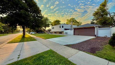 Tiny photo for 2181 PLAINFIELD Drive, Des Plaines, IL 60018 (MLS # 12503853)