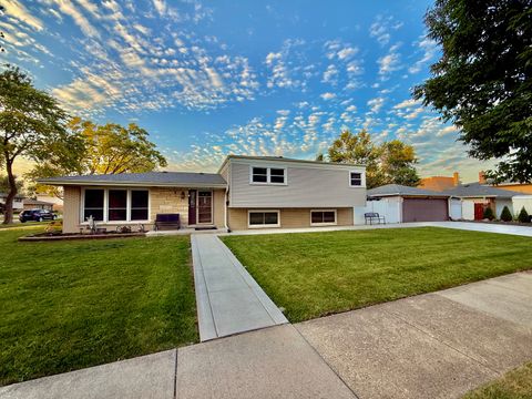 Tiny photo for 2181 PLAINFIELD Drive, Des Plaines, IL 60018 (MLS # 12503853)