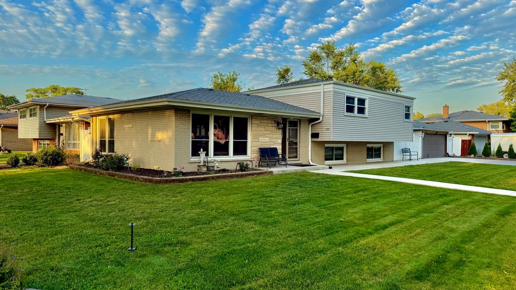 Photo for 2181 PLAINFIELD Drive, Des Plaines, IL 60018 (MLS # 12503853)