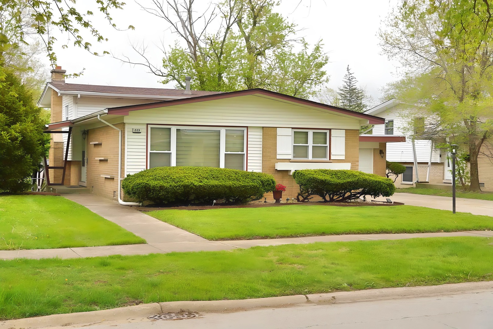 223 W Rainbow Drive