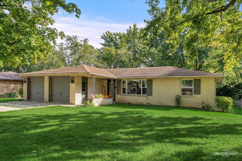 Photo for 123 Terry Drive, Sugar Grove, IL 60554 (MLS # 12485473)