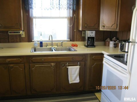 Tiny photo for 414 N 3rd Ave Avenue, Clinton, IA 52732 (MLS # QC4268573)