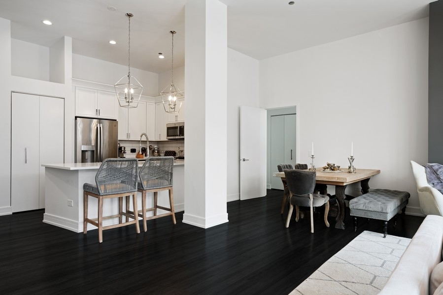 333 W HUBBARD Street 1004