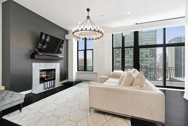 333 W HUBBARD Street 1004