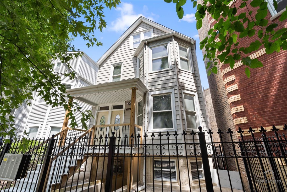 2939 N Hamlin Avenue
