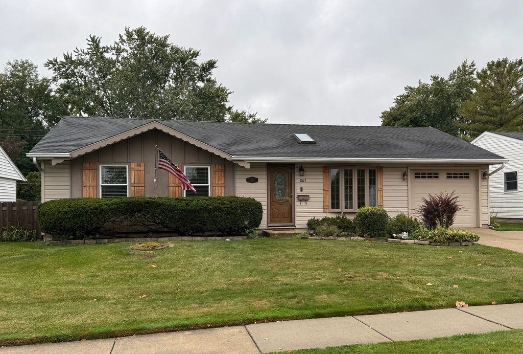 Photo for 803 E Streamwood Boulevard, Streamwood, IL 60107 (MLS # 12495926)