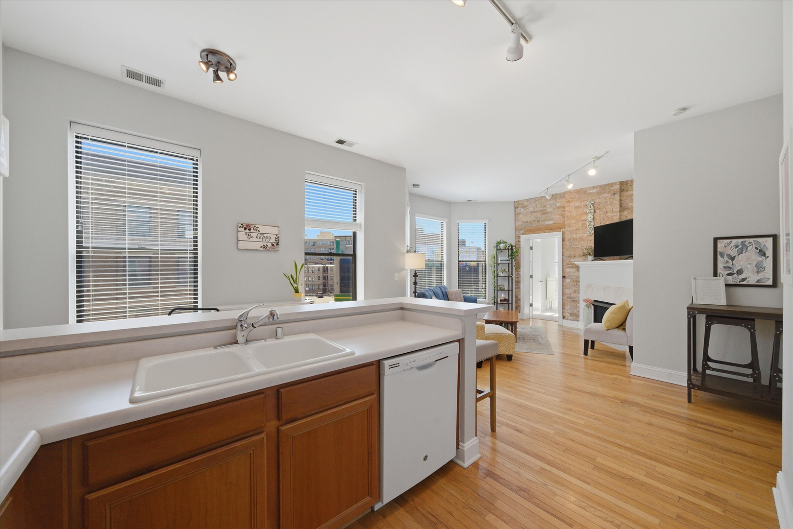 3175 N Lincoln Avenue 302