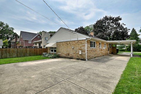Tiny photo for 1705 S Ashland Avenue, Park Ridge, IL 60068 (MLS # 12731121)