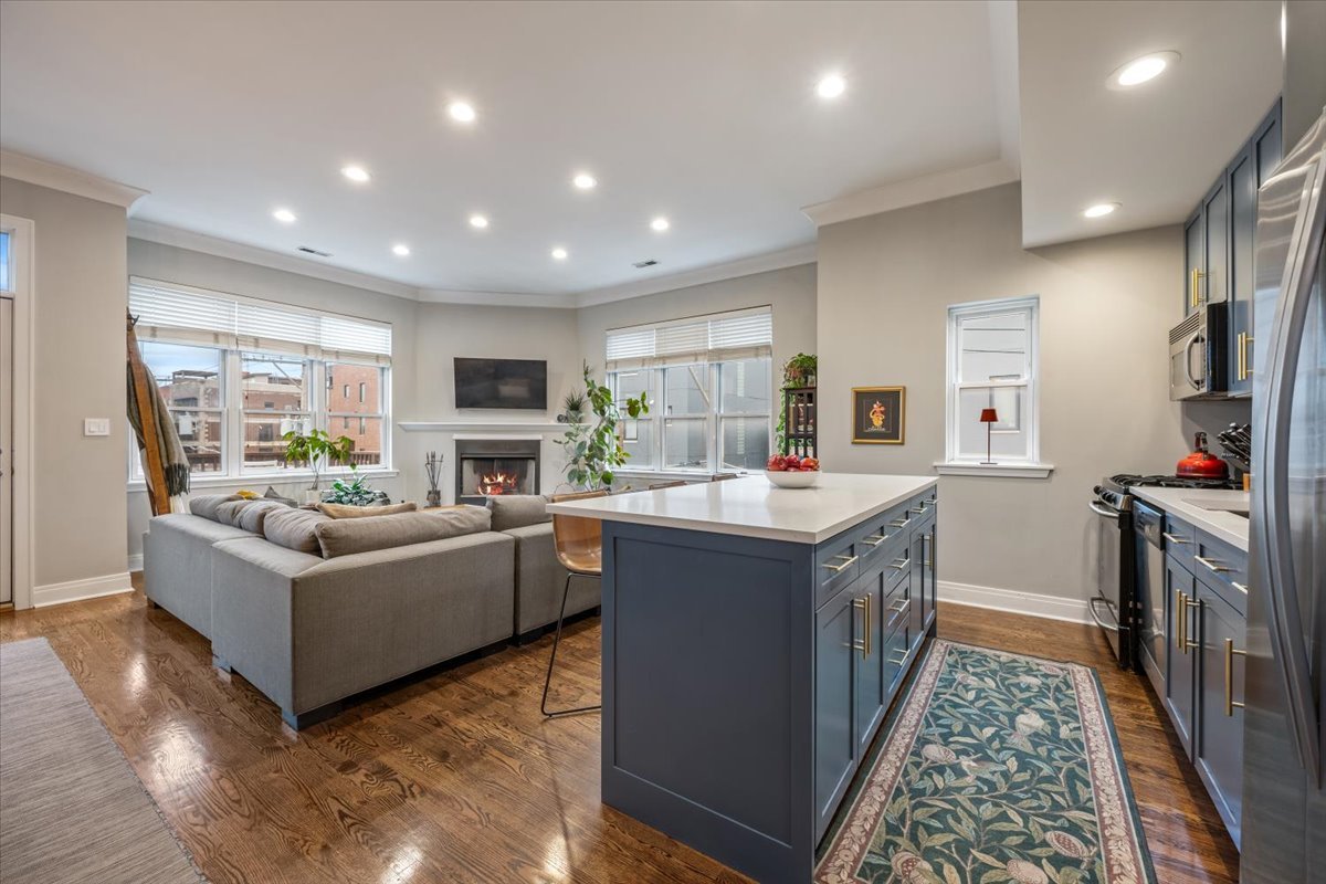 1617 N Oakley Avenue E