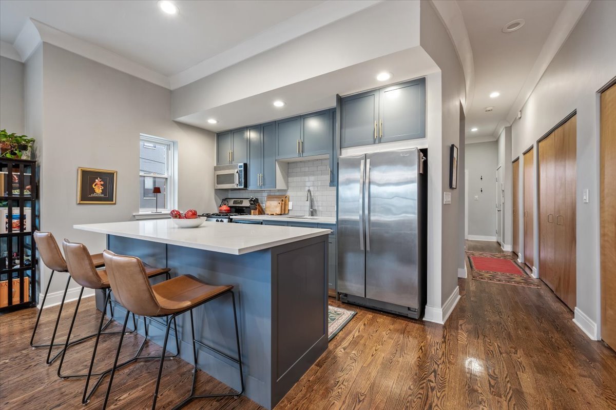 1617 N Oakley Avenue E