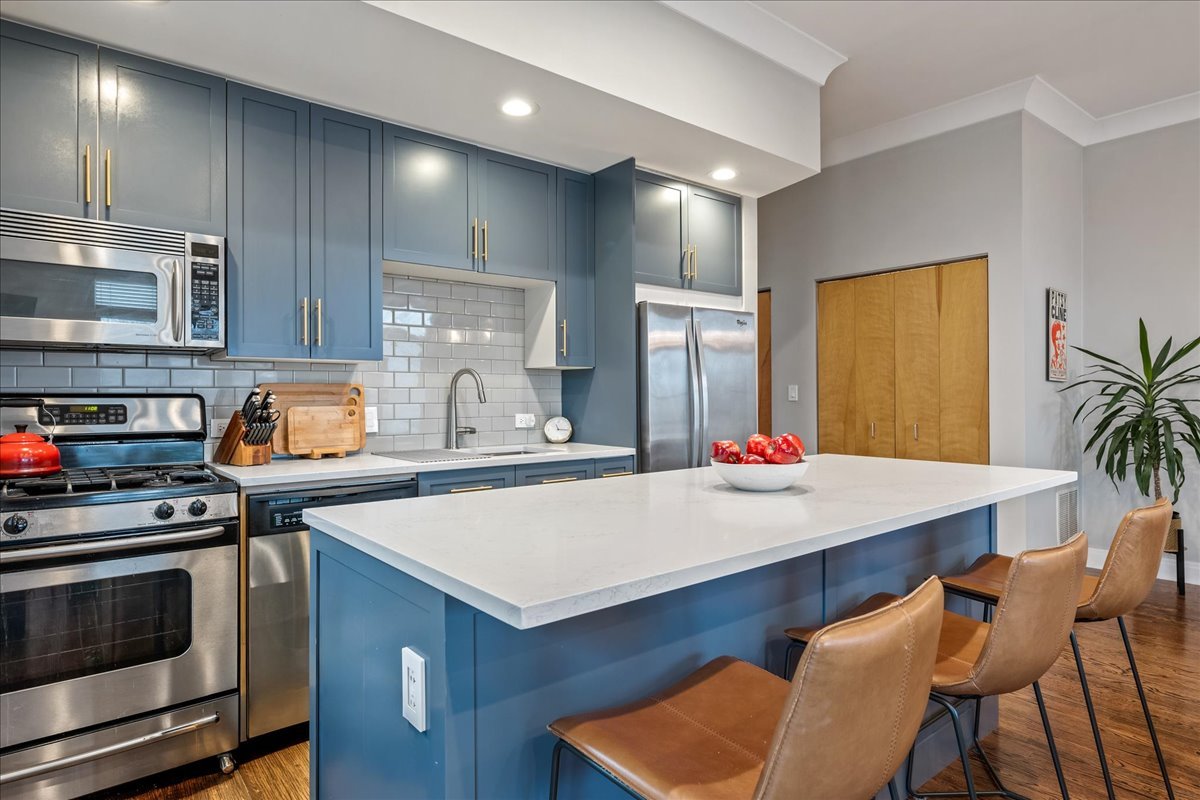 1617 N Oakley Avenue E