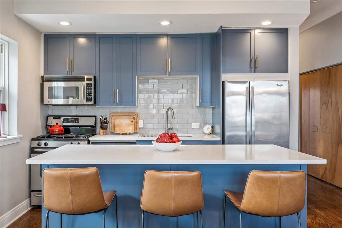 1617 N Oakley Avenue E