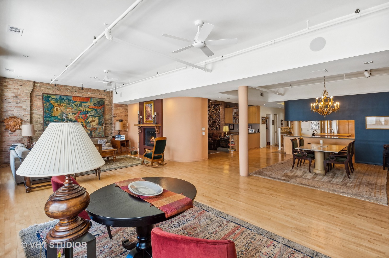 215 W Illinois Street 2B-2C