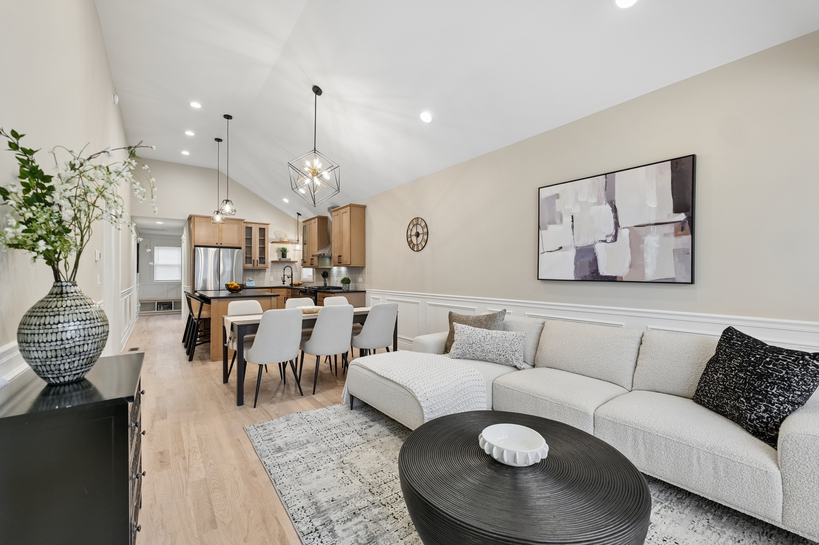 8133 S Saginaw Avenue