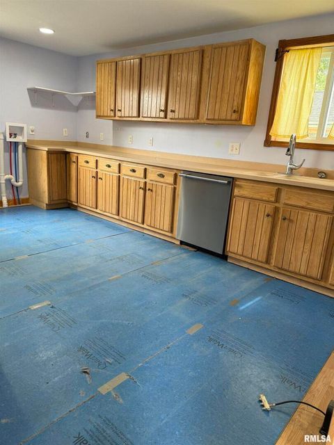 Tiny photo for 237 1ST Avenue, Clinton, IA 52732 (MLS # QC4263362)