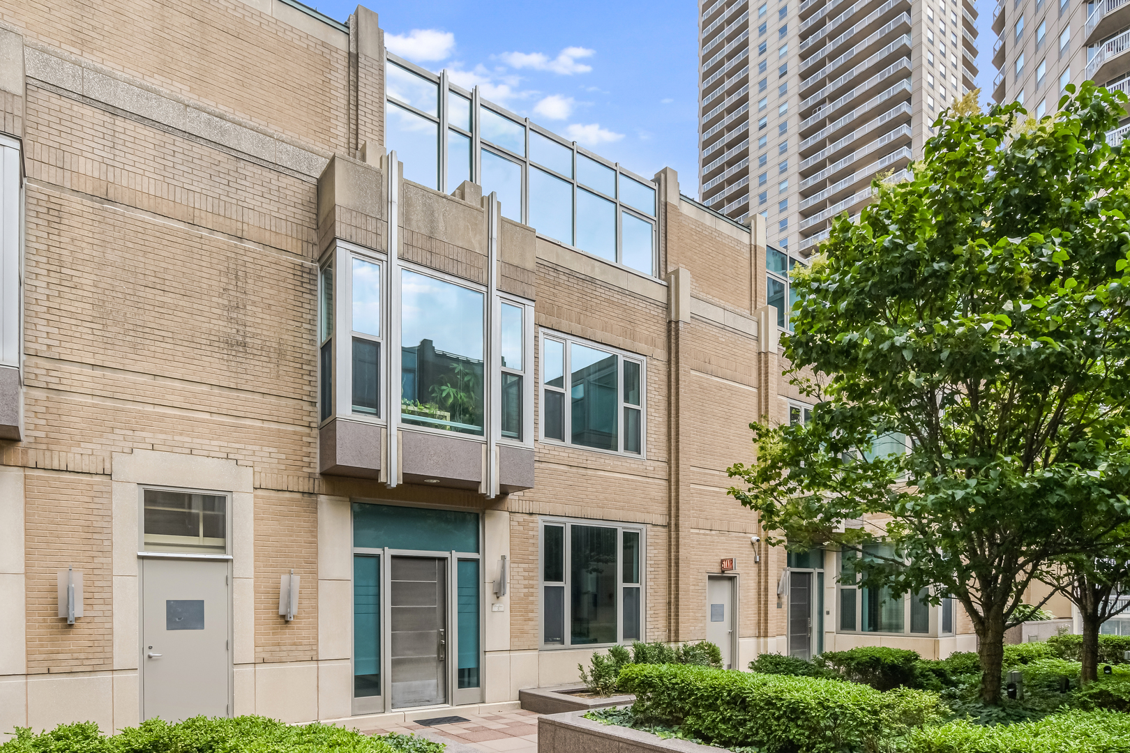 33 W Ontario Street TH5