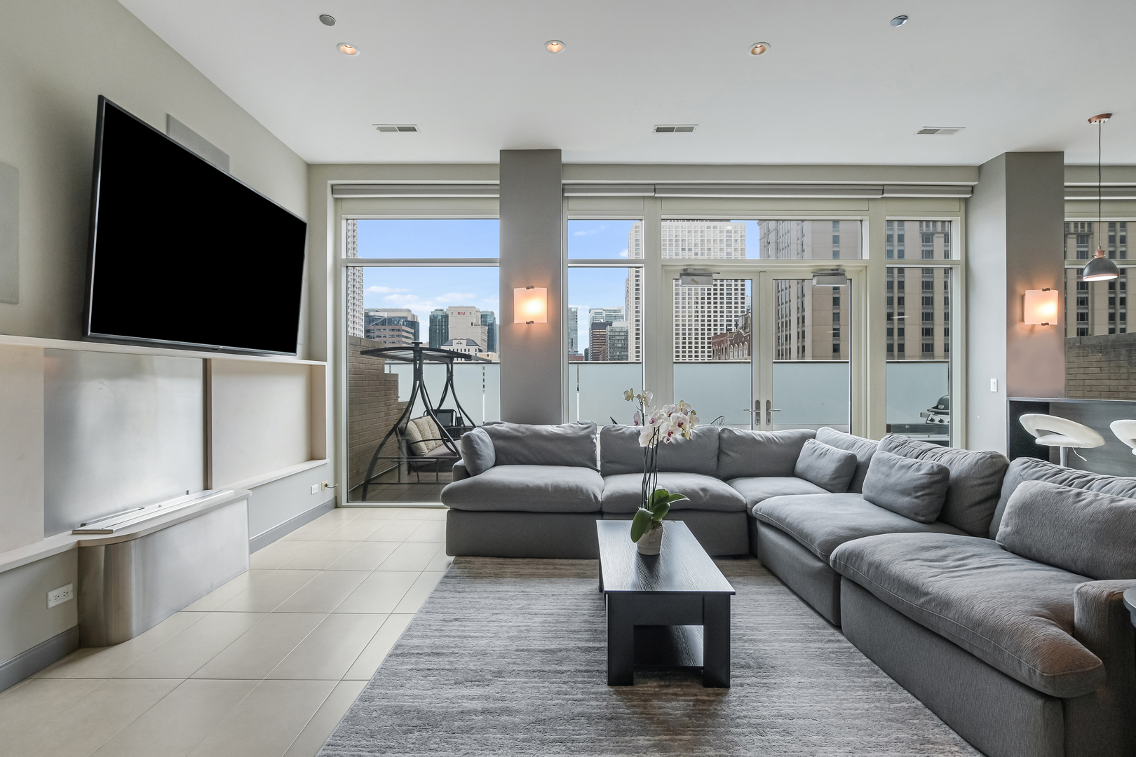 33 W Ontario Street TH5