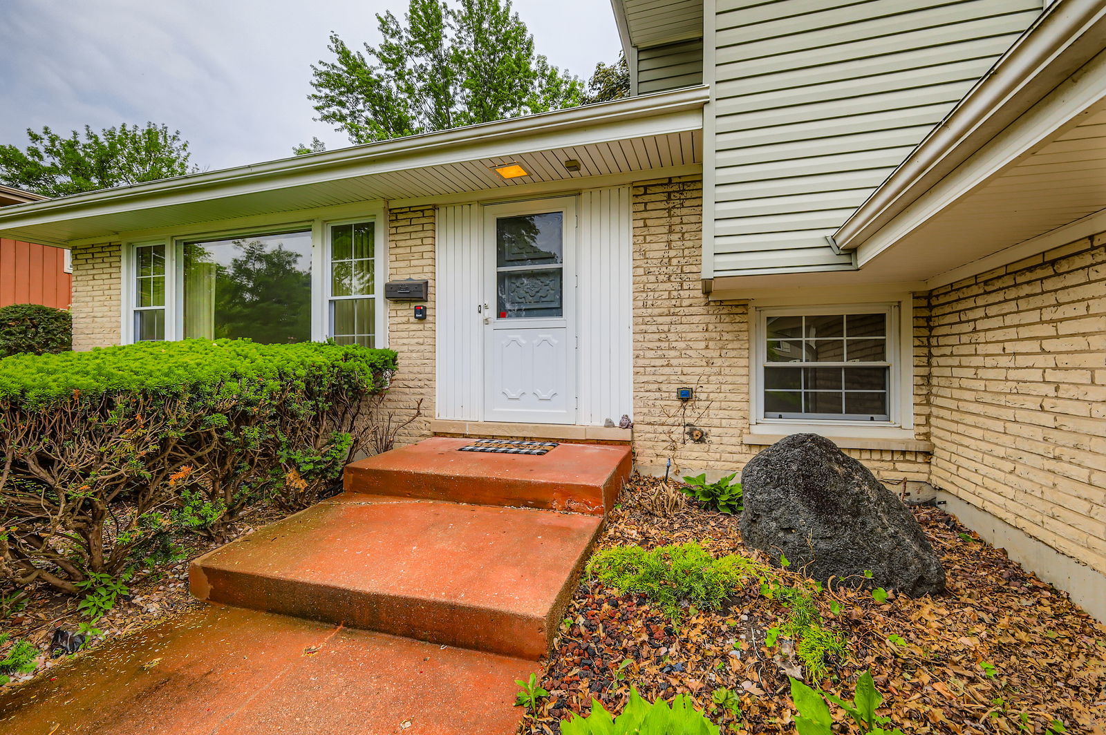907 E Crabtree Drive