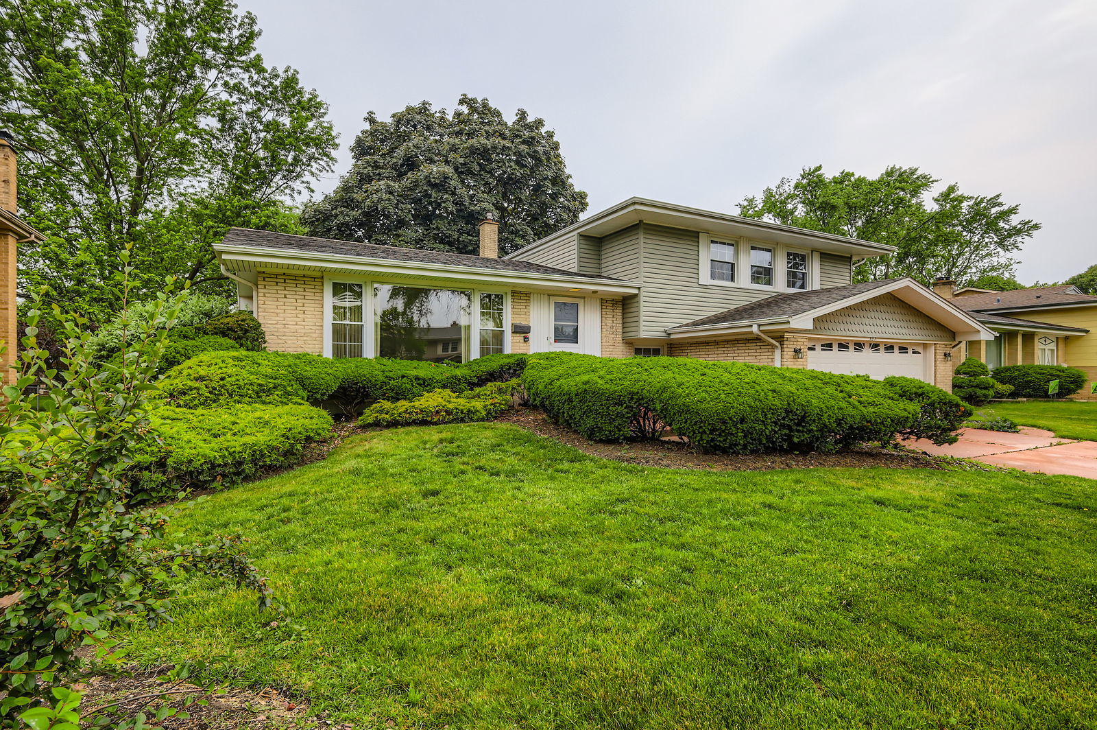 907 E Crabtree Drive