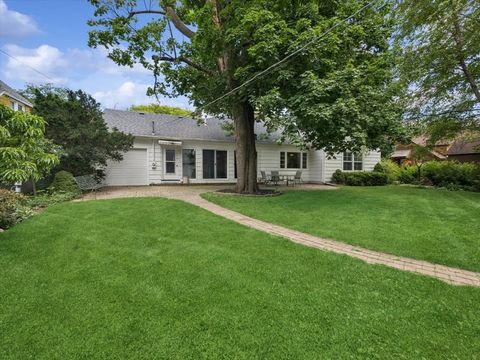 Tiny photo for 904 S 2nd Avenue, Des Plaines, IL 60016 (MLS # 12644440)