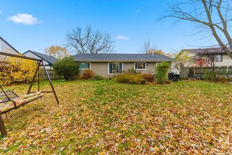 Tiny photo for 2105 Sprucewood Lane, Lindenhurst, IL 60046 (MLS # 12521104)