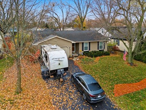 Tiny photo for 2105 Sprucewood Lane, Lindenhurst, IL 60046 (MLS # 12521104)