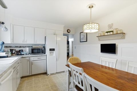 Tiny photo for 2105 Sprucewood Lane, Lindenhurst, IL 60046 (MLS # 12521104)