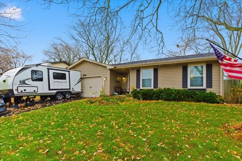 Photo of 2105 Sprucewood Lane, Lindenhurst, IL 60046 (MLS # 12521104)