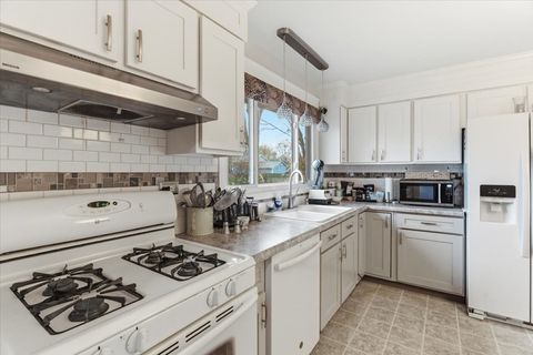 Tiny photo for 2105 Sprucewood Lane, Lindenhurst, IL 60046 (MLS # 12521104)